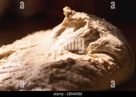 Nahaufnahme des Sauerteiges in natürlichem Licht. Brotsauerteig nach dem Kneten. Teig ohne Hefe. Stockfoto