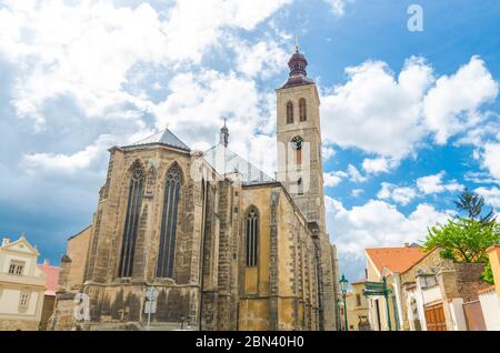 Kirche des heiligen Jakobus katholisches Kirchengebäude mit Uhrturm in der historischen Innenstadt von Kutna Hora, blauer Himmel Hintergrund, Mittelböhmische Region, Tschechische Republik Stockfoto