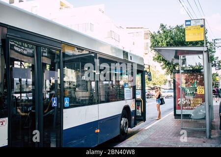 Tel Aviv Israel September 10, 2019 Blick auf einen traditionellen Bus mit öffentlichen Verkehrsmitteln in der Stadt Tel Aviv am Nachmittag Stockfoto