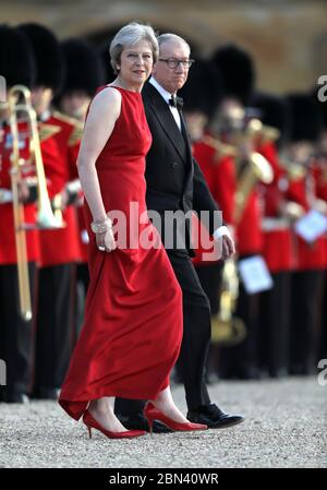 Die britische Premierministerin Theresa May und ihr Ehemann Philip May warten auf den Hof im Blenheim Palace während des Besuchs von US-Präsident Donald Trump t Stockfoto