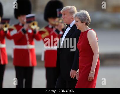 US-Präsident Donald J. Trump und die britische Premierministerin Theresa May gehen während des Besuchs von US-Präsident Dona über den Innenhof des Blenheim Palace Stockfoto