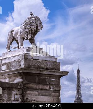 Paris, Frankreich - einer der beiden Marmorlöwen des Tuileriengartens, der im Hintergrund den Concorde Place und den Eiffelturm überhängt Stockfoto