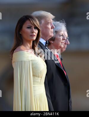 Präsident Donald J. Trump und Frau Melania stehen zusammen mit der britischen Premierministerin Theresa May und ihrem Ehemann Philip May im Innenhof von Blenheim Stockfoto