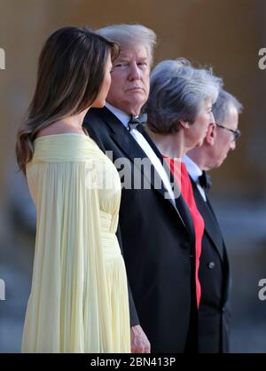 Präsident Donald J. Trump und Frau Melania stehen zusammen mit der britischen Premierministerin Theresa May und ihrem Ehemann Philip May im Innenhof von Blenheim Stockfoto