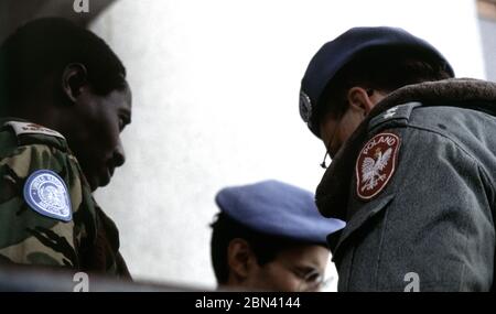 23. Februar 1994 während der Belagerung von Sarajevo: Kenianische und polnische UNPROFOR-Soldaten in Grbavica, einem bosnisch-serbischen Gebiet der Stadt. Stockfoto