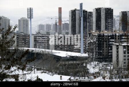 23. Februar 1994 während der Belagerung von Sarajevo: Blick von einer bosnisch-serbischen Scharfschützenposition in Vraca, südlich der Sniper Alley, nach Nordosten von Grbavica. Stockfoto