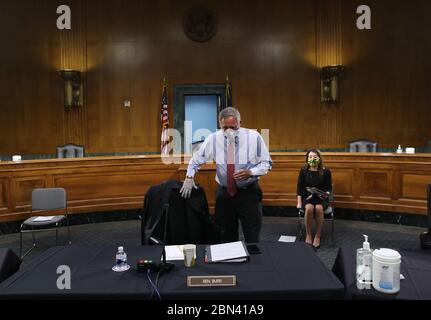 Der US-Senator Richard Burr (Republikaner von North Carolina) nimmt am 12. Mai 2020 an einer Anhörung des US-Senats für Gesundheit, Bildung, Arbeit und Altersversorgung auf dem Capitol Hill in Washington, DC Teil. Das Komitee hört Zeugenaussagen von Mitgliedern der Arbeitsgruppe des Weißen Hauses über Coronavirus, wie man das Land sicher öffnen und Amerika wieder zur Arbeit und Schule bringen kann. Kredit: Gewinnen Sie McNamee/Pool über CNP /MediaPunch Stockfoto