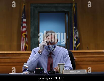 Der US-Senator Richard Burr (Republikaner von North Carolina) nimmt am 12. Mai 2020 an einer Anhörung des US-Senats für Gesundheit, Bildung, Arbeit und Altersversorgung auf dem Capitol Hill in Washington, DC Teil. Das Komitee hört Zeugenaussagen von Mitgliedern der Arbeitsgruppe des Weißen Hauses über Coronavirus, wie man das Land sicher öffnen und Amerika wieder zur Arbeit und Schule bringen kann. Kredit: Gewinnen Sie McNamee/Pool über CNP /MediaPunch Stockfoto