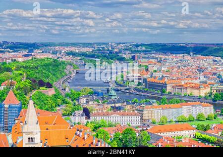 Draufsicht auf Prag mit grünen Gärten. Brücken über Moldau, Altstadt, Böhmen, Tschechische Republik Stockfoto