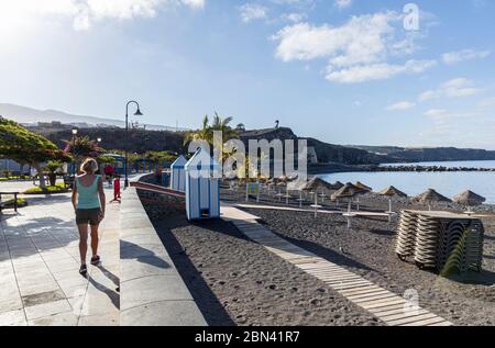 Die Leute trainieren auf der Promenade am geschlossenen Strand während der Covid 19 Sperrung in Playa San Juan, Teneriffa, Kanarische Inseln, Spanien Stockfoto