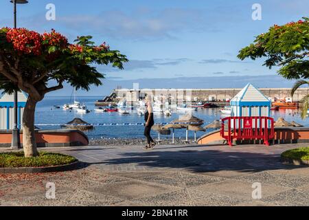 Die Leute trainieren auf der Promenade am geschlossenen Strand während der Covid 19 Sperrung in Playa San Juan, Teneriffa, Kanarische Inseln, Spanien Stockfoto