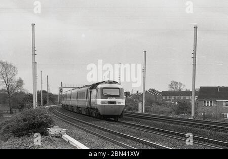 1987, East Coast Main Line (ECML) ein Pendlerzug auf einer neu elektrifizierten Strecke, Yorkshire, England, Großbritannien. Gebaut in den 1840er Jahren, die Londons King Cross mit Edinburgh in Schottland verbinden, ist die Strecke ein wichtiges Verkehrsnetz. In den 1960er Jahren ersetzte die dieselelektrische Traktion die Dampfloks, in den 1980er Jahren wurde die gesamte Strecke elektrifiziert und es wurden Hochraumzüge eingeführt. Stockfoto