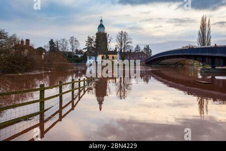 Das Hochwasser in Upton on Severn mit dem Pepper Pot Tower, Brücke und beleuchteten öffentlichen Häusern, Worcestershire, Enlgand Stockfoto