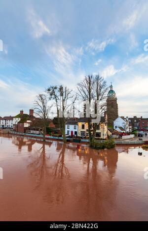 Das Hochwasser in Upton on Severn mit dem Pepper Pot Tower und beleuchteten öffentlichen Häusern, Worcestershire, Enlgand Stockfoto