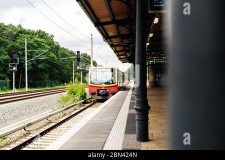 Foto der U-Bahn-Station Plattform mit einem Zug kommen Stockfoto