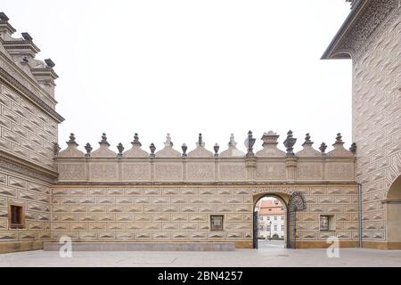 Innenhof mit Blick durch das Tor zum plaza. Schwarzenberg Palace , Lobkowicz Palace, Prag, Tschechische Republik. Architekt: Agostino Galli, 1567 Stockfoto