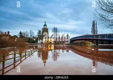 Das Hochwasser in Upton on Severn mit dem Pepper Pot Tower, Brücke und beleuchteten öffentlichen Häusern, Worcestershire, Enlgand Stockfoto