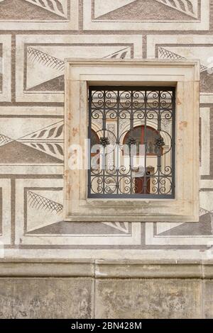 Kunstvoll schmiedeeisernes Fenster mit Wänden und Dekoration aus Sgraffito-Gipsarbeiten. Schwarzenberg Palace , Lobkowicz Palace, Prag, Tschechische Republik. Architektur Stockfoto