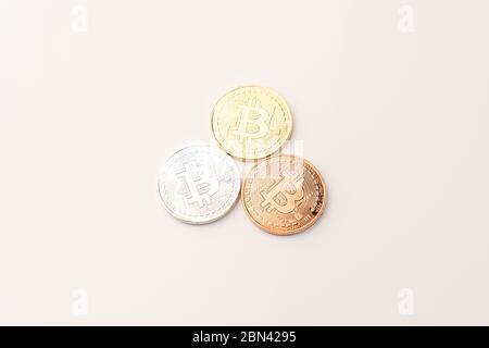 Bitcoins und neues virtuelles Geld Konzept. Bitcoins in Gold, Silber und Bronze mit Symbolbuchstabe B Stockfoto