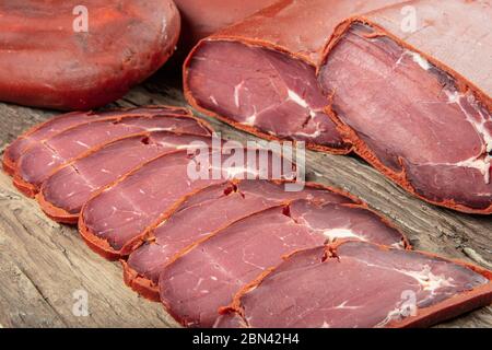 Türkische Speck pastrami, Rindfleisch pastrami in Scheiben geschnitten Pastirma oder Türkisch pastrami ist als getrocknetes Fleisch bekannt. Stockfoto