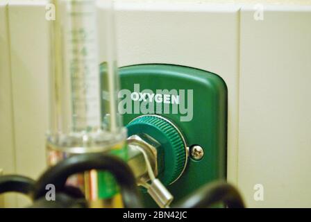 Durchflussmesser des Sauerstoffanschlusses im Notaufnahme Stockfoto