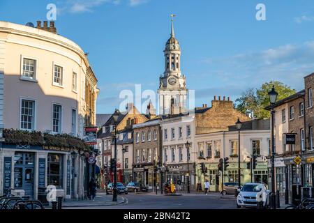 LONDON, UK - 5 MAY 2020: Straßen von Greenwich in London während des Tages. Die Außenwelt von Geschäften, Bars, Restaurants, sowie Menschen zu sehen. Stockfoto