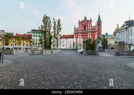 LJUBLJANA, SLOWENIEN - 27. MAI 2016: Die Außenwelt der Franziskanerkirche der Verkündigung, der Dreifachbrücken und des Preseren Platzes in Ljubljana Stockfoto