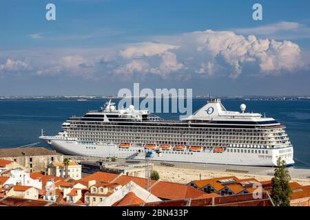 Das Kreuzfahrtschiff Marina Oceania liegt im Hafen von Lissabon, Portugal, mit dem Meer und Wolken im Hintergrund und Ziegeldächern im Vordergrund Stockfoto