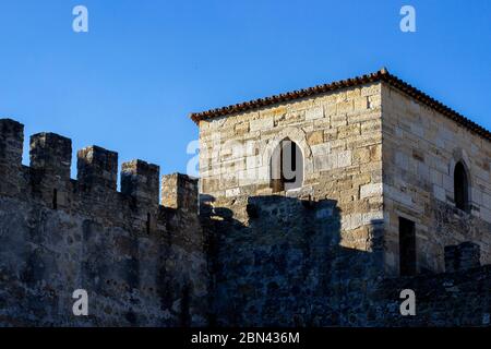 Die Nachmittagssonne erleuchtet die Wälle der Burg São Jorge, auf einem Hügel in Lissabon, Portugal. Stockfoto