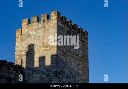 Die Nachmittagssonne erleuchtet die Wälle der Burg São Jorge, auf einem Hügel in Lissabon, Portugal. Stockfoto