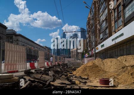 Russland, Moskau - 3. Juni 2019: Massiver Straßenbau in Moskau. Straßen fast unpassierbar für Fußgänger wegen Ausgrabungen. Stockfoto