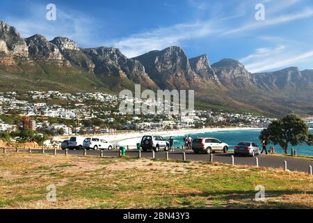 Kapstadt, Südafrika – 15. November 2018 die Atmosphäre der Menschen in Camps Bay ist das beliebte Touristenziel in Kapstadt, Südafrika Stockfoto