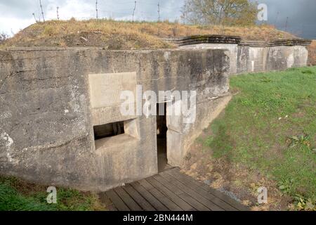 Kommandobunker in Zandvoorde, Belgien. Gut erhaltener deutscher Kommandobunker, der in der Schlacht am Ypern im Ersten Weltkrieg eingesetzt wurde. Stockfoto