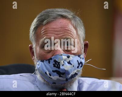 Washington, DC. Mai 2020. Der US-Senator Richard Burr (Republikaner von North Carolina) trägt eine Maske während einer Anhörung des US-Senats zum Gesundheits-, Bildungs-, Arbeits- und Rentenausschuss am 12. Mai 2020 auf dem Capitol Hill in Washington, DC. Das Komitee hört Zeugenaussagen von Mitgliedern der Arbeitsgruppe des Weißen Hauses über Coronavirus, wie man das Land sicher öffnet und Amerika zurück zur Arbeit und Schule bringen kann.Quelle: Win McNamee/Pool via CNP.Nutzung weltweit Quelle: dpa/Alamy Live News Stockfoto