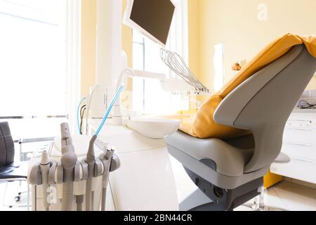 Foto von Zimmer mit medizinischen Zahnarztausrüstung, moderne Technologie Stockfoto