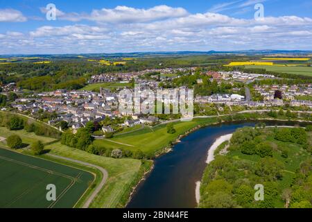 Luftaufnahme von Coldstream während der Sperrung von Covid19 am Fluss Tweed in Scottish Borders, Schottland, Großbritannien Stockfoto