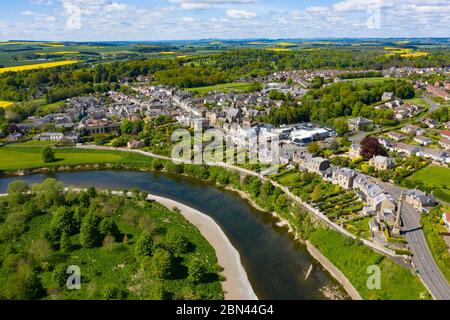 Luftaufnahme von Coldstream während der Sperrung von Covid19 am Fluss Tweed in Scottish Borders, Schottland, Großbritannien Stockfoto