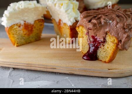 Gelbe Cupcakes mit Marmelade innen. Keine Zuckermahlzeit Stockfoto