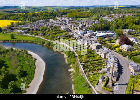 Luftaufnahme von Coldstream während der Sperrung von Covid19 am Fluss Tweed in Scottish Borders, Schottland, Großbritannien Stockfoto
