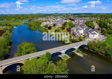 Luftaufnahme der Stadt Kelso während der Covid-19-Sperrung am Fluss Tweed in Scottish Borders, Schottland, Großbritannien Stockfoto