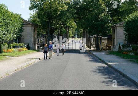 Besucher auf dem Friedhof Montparnasse im Viertel Montparnasse.Paris.Frankreich Stockfoto