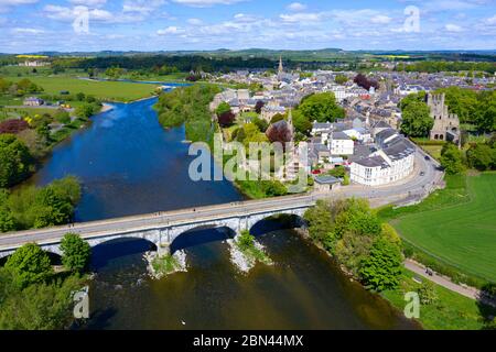 Luftaufnahme der Stadt Kelso während der Covid-19-Sperrung am Fluss Tweed in Scottish Borders, Schottland, Großbritannien Stockfoto