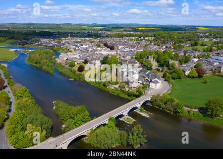 Luftaufnahme der Stadt Kelso während der Covid-19-Sperrung am Fluss Tweed in Scottish Borders, Schottland, Großbritannien Stockfoto