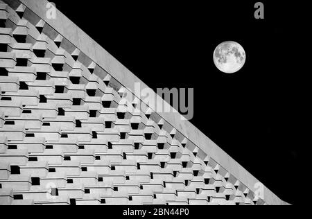 Architektur abstraktes Foto mit Vollmond im dunklen Hintergrund.Fragment Foto von Valletta Neues Parlament, Malta. Moderne Architektur Fragment und voll Stockfoto