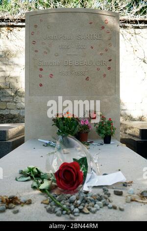 Das Grab von Jean Paul Sartre und Simone de Beauvoir mit Blumen auf dem Friedhof Montparnasse.Paris.Frankreich Stockfoto