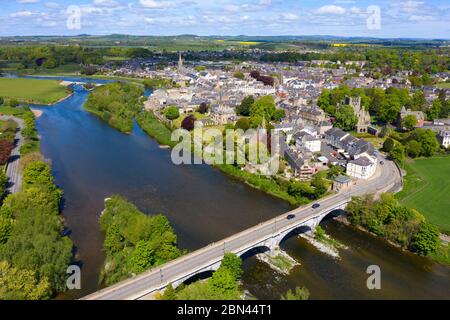 Luftaufnahme der Stadt Kelso während der Covid-19-Sperrung am Fluss Tweed in Scottish Borders, Schottland, Großbritannien Stockfoto