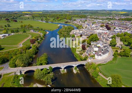 Luftaufnahme der Stadt Kelso während der Covid-19-Sperrung am Fluss Tweed in Scottish Borders, Schottland, Großbritannien Stockfoto