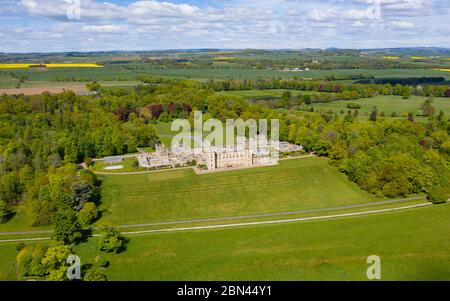 Luftaufnahme der Stadt der Etagen Schloss während Covid-19 Sperrung in Kelso in Scottish Borders, Schottland, Großbritannien geschlossen Stockfoto