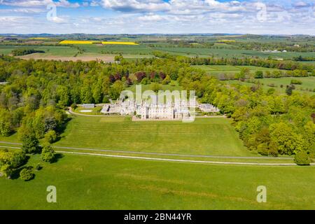 Luftaufnahme der Stadt der Etagen Schloss während Covid-19 Sperrung in Kelso in Scottish Borders, Schottland, Großbritannien geschlossen Stockfoto