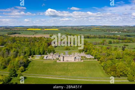 Luftaufnahme der Stadt der Etagen Schloss während Covid-19 Sperrung in Kelso in Scottish Borders, Schottland, Großbritannien geschlossen Stockfoto